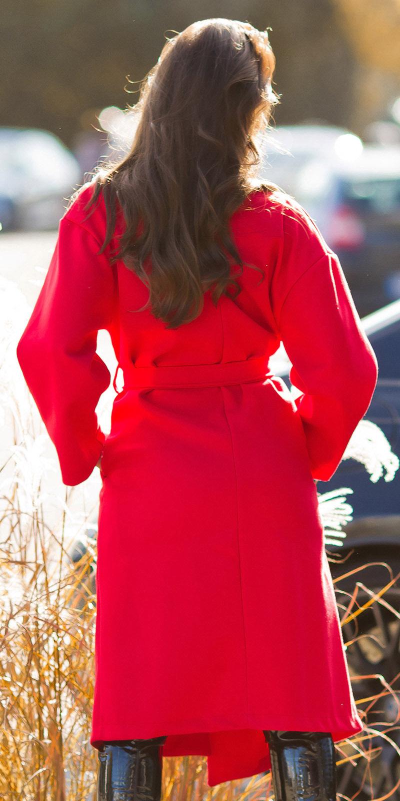 Abrigo largo de moda con cinturón rojo