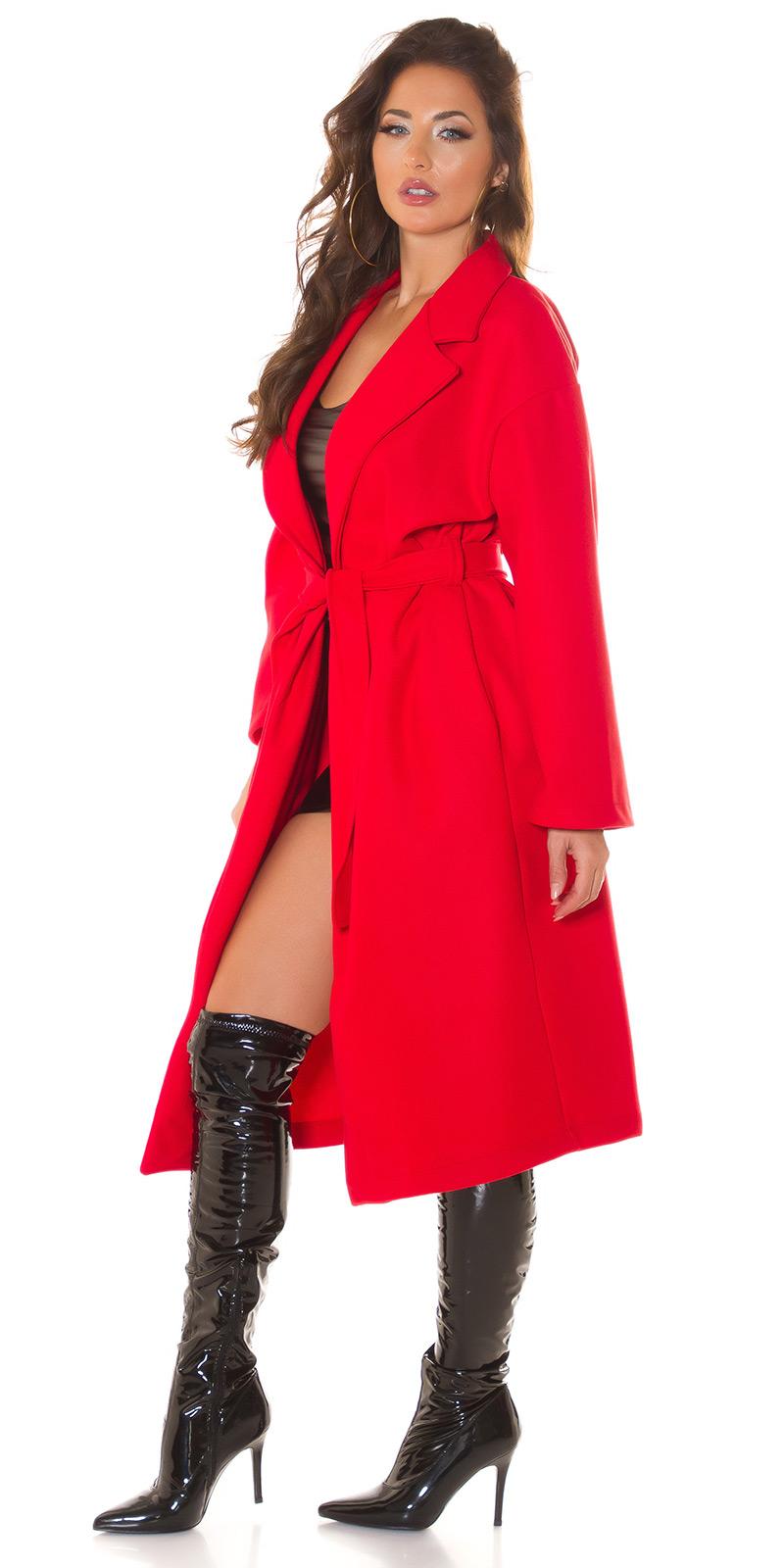 Abrigo largo de moda con cinturón rojo