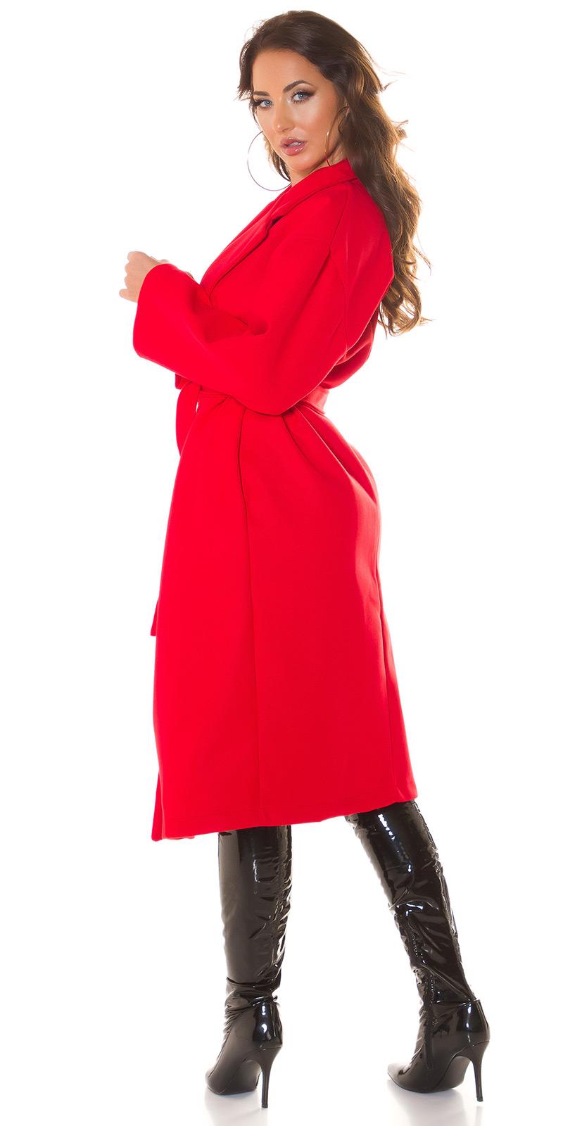 Abrigo largo de moda con cinturón rojo
