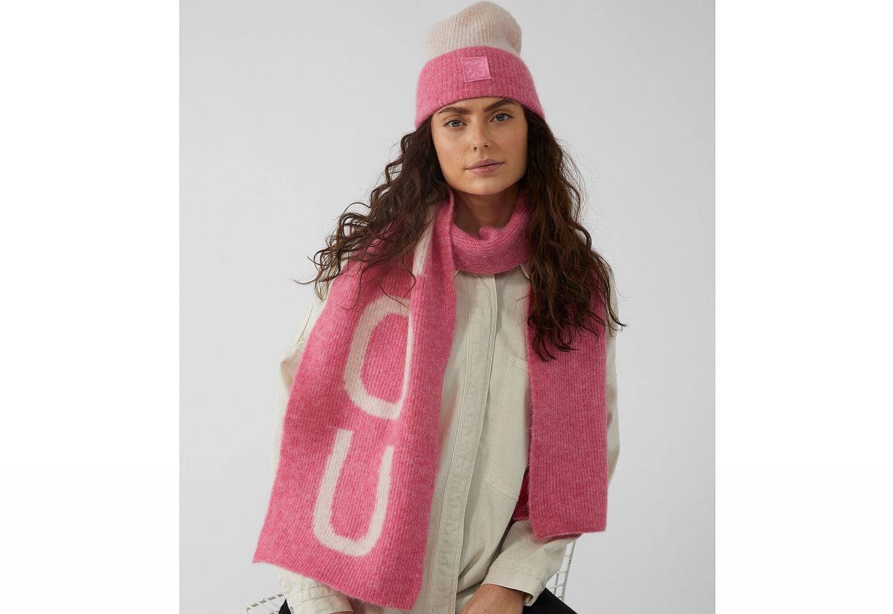 Bufanda Rosa Letras Beige