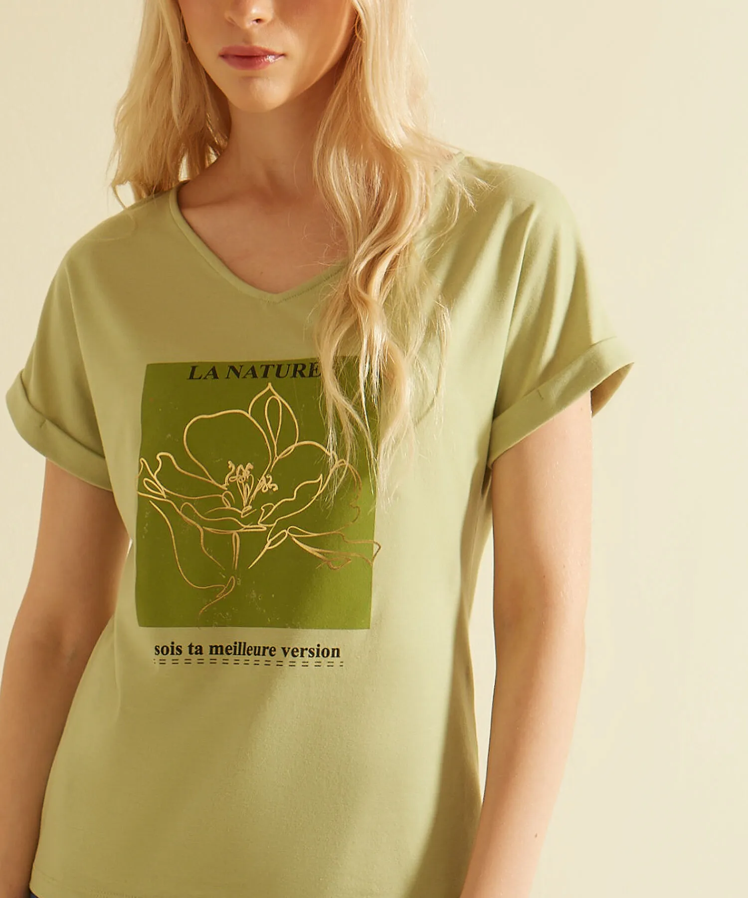 CAMISETA MANGA RODADA CON SCREEN EN FRENTE