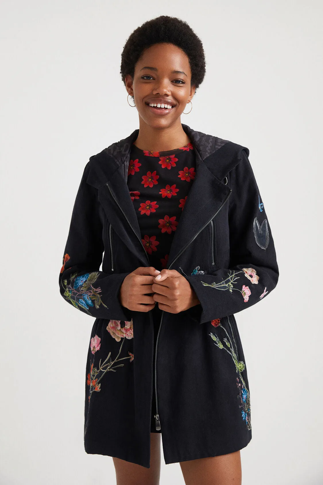 Chaqueta ajustable con capucha DESIGUAL
