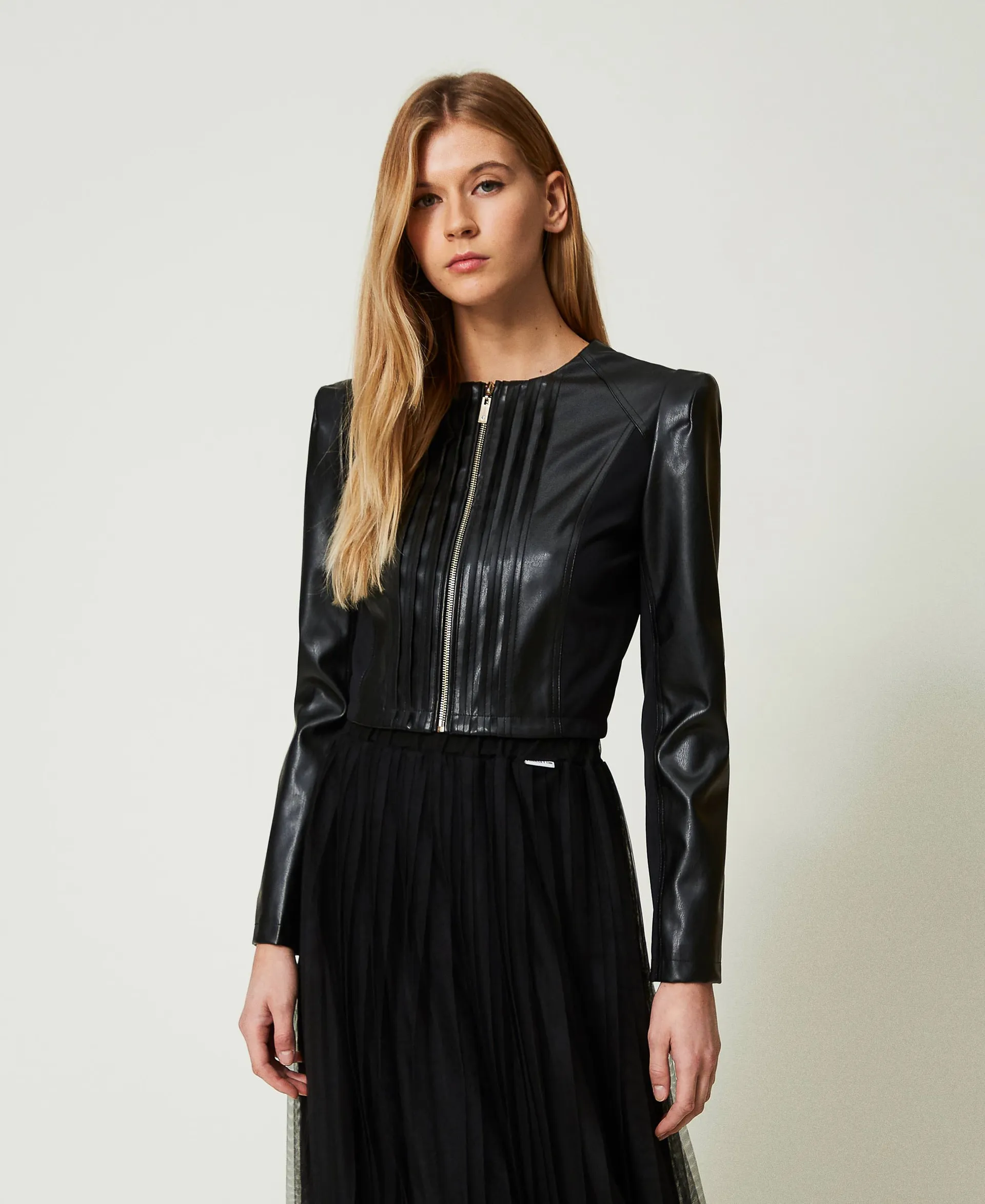 Chaqueta corta de efecto piel