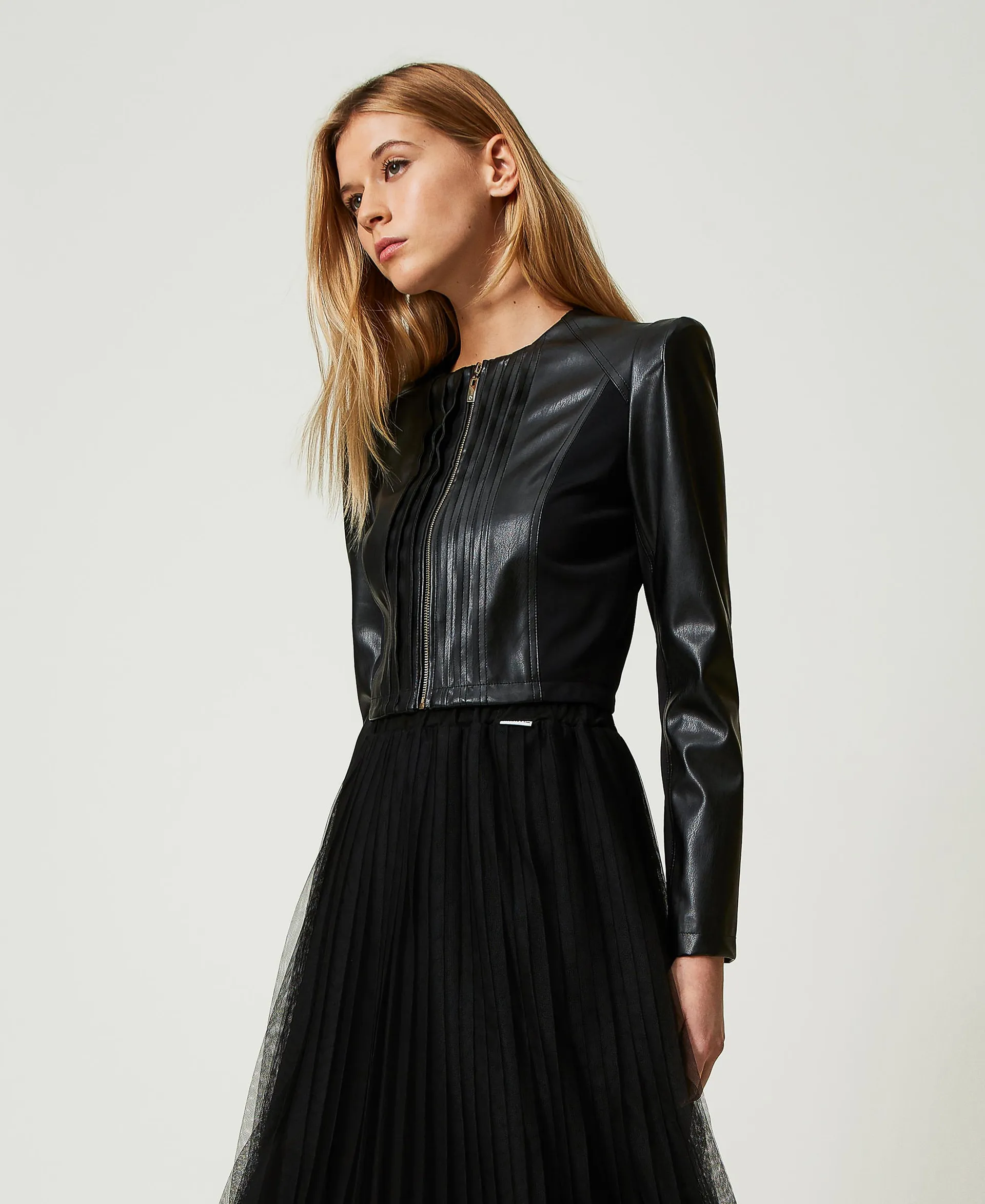 Chaqueta corta de efecto piel