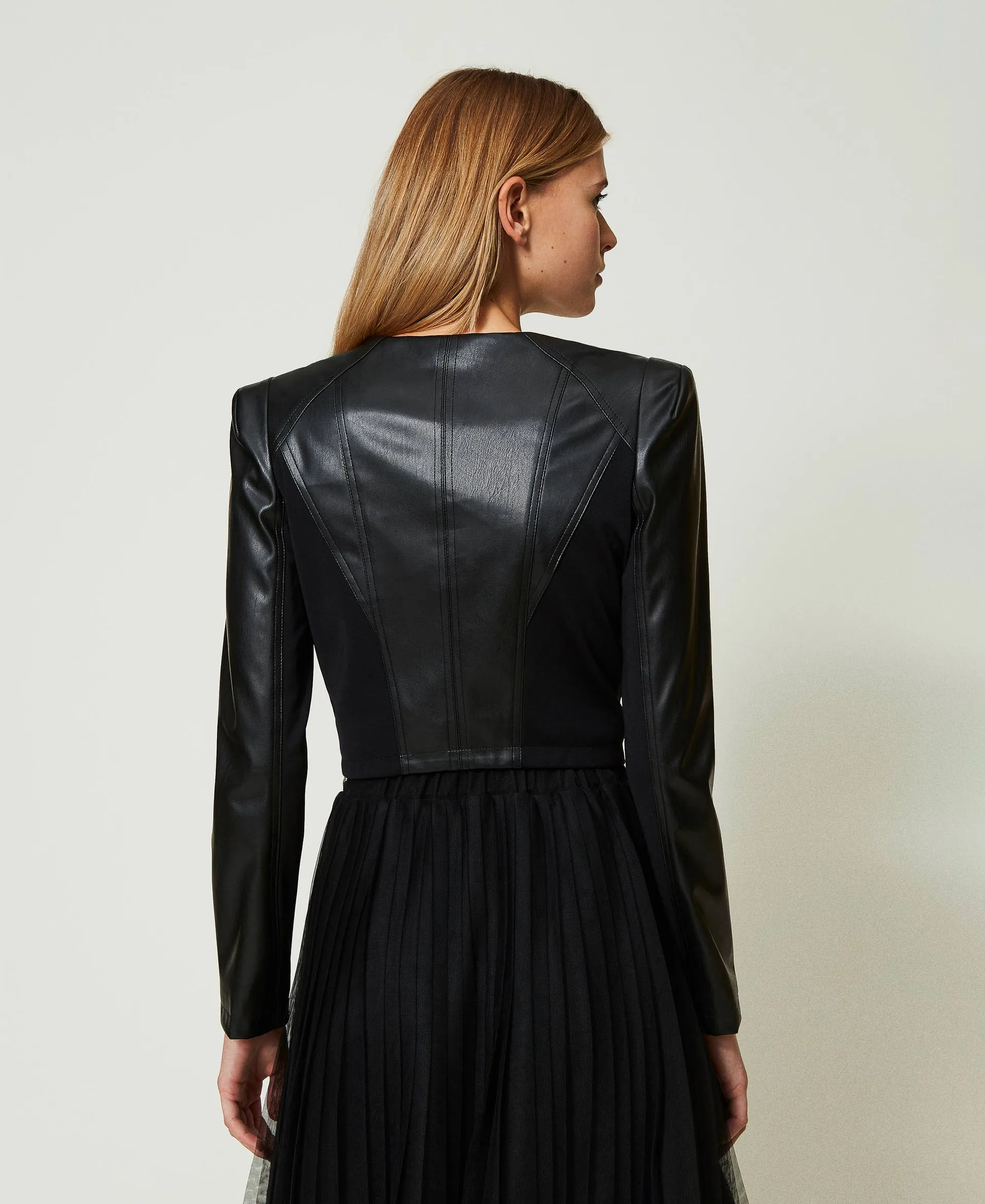 Chaqueta corta de efecto piel