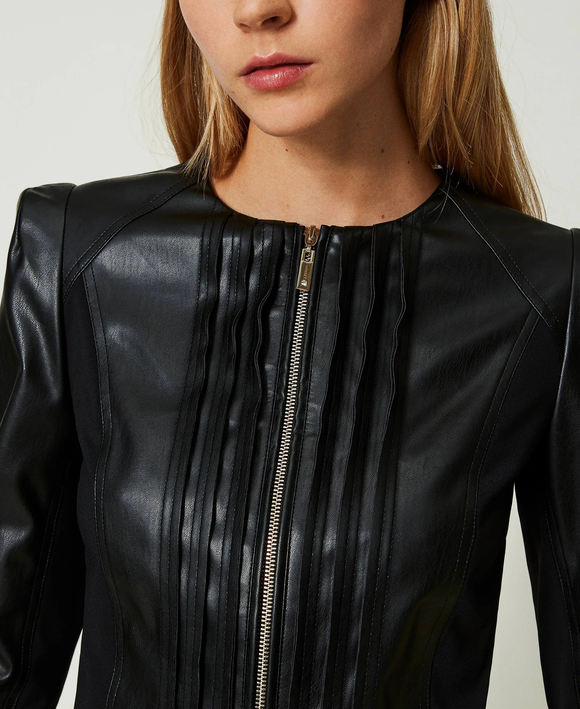 Chaqueta corta de efecto piel