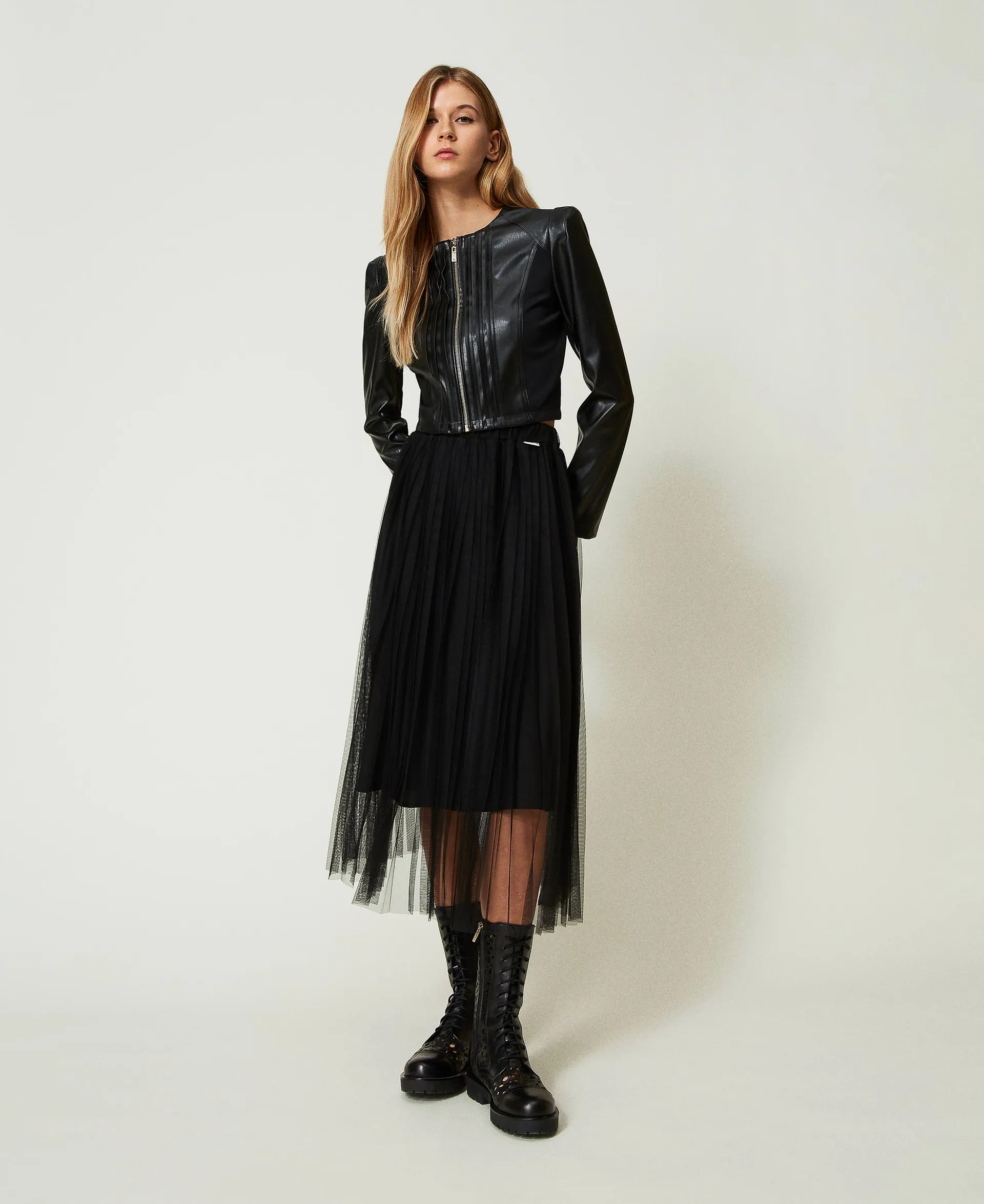 Chaqueta corta de efecto piel
