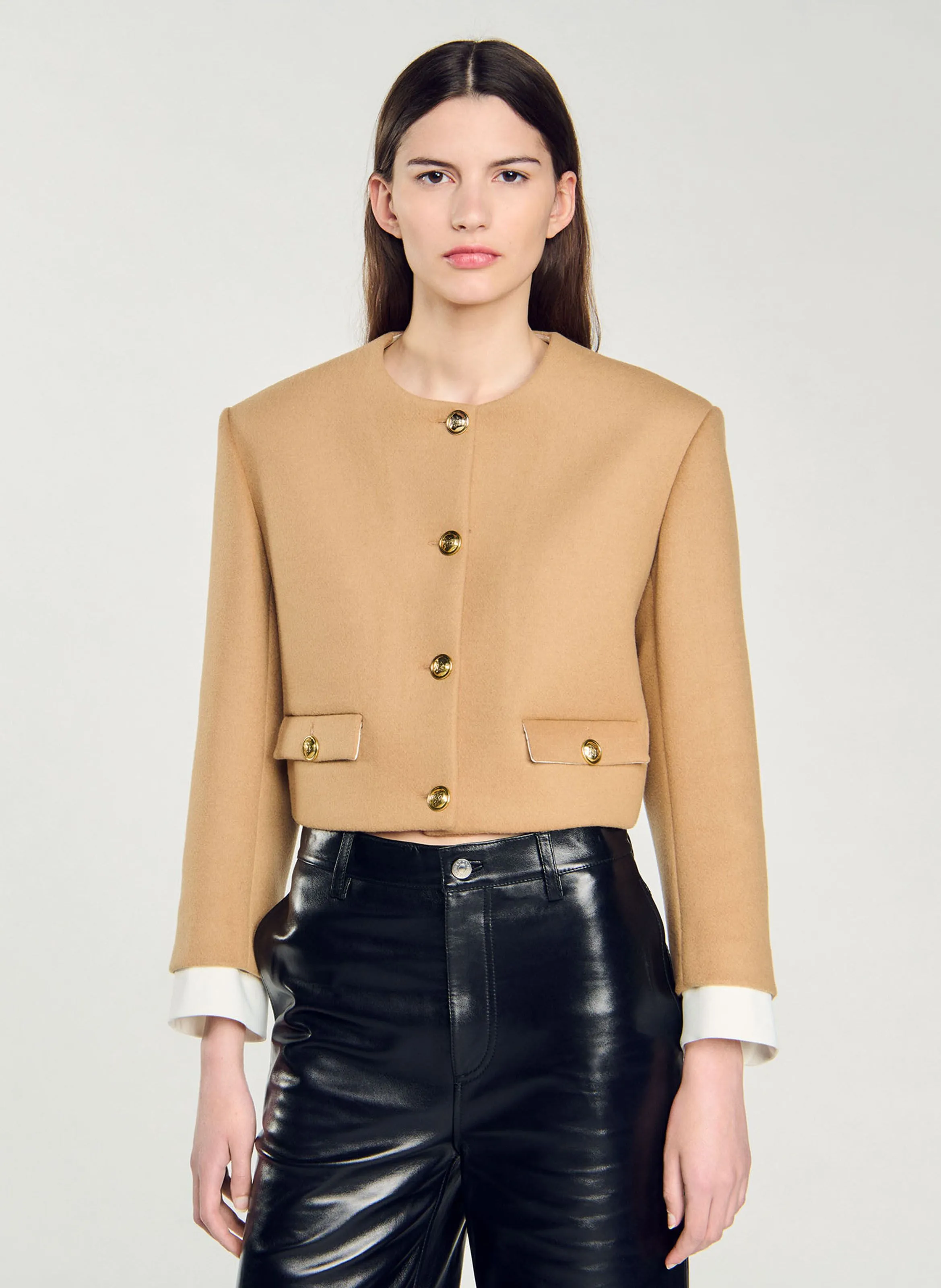 Chaqueta corta recta cuello redondo de lana mezclada en marron