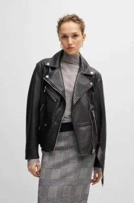 Chaqueta de piel con cinturón y cremallera asimétrica