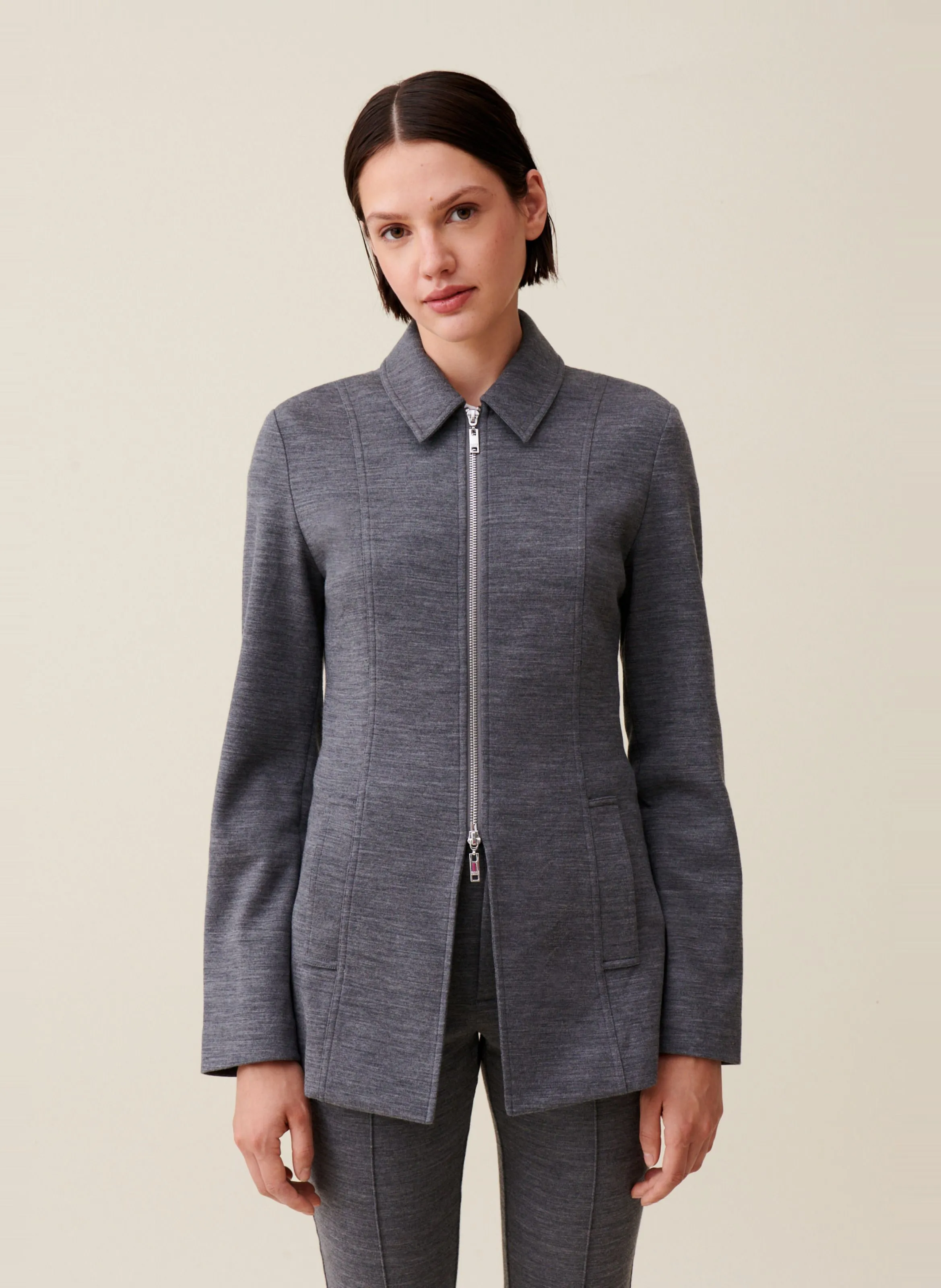 Chaqueta entallada con cuello clásico de mezcla de algodón. en gris