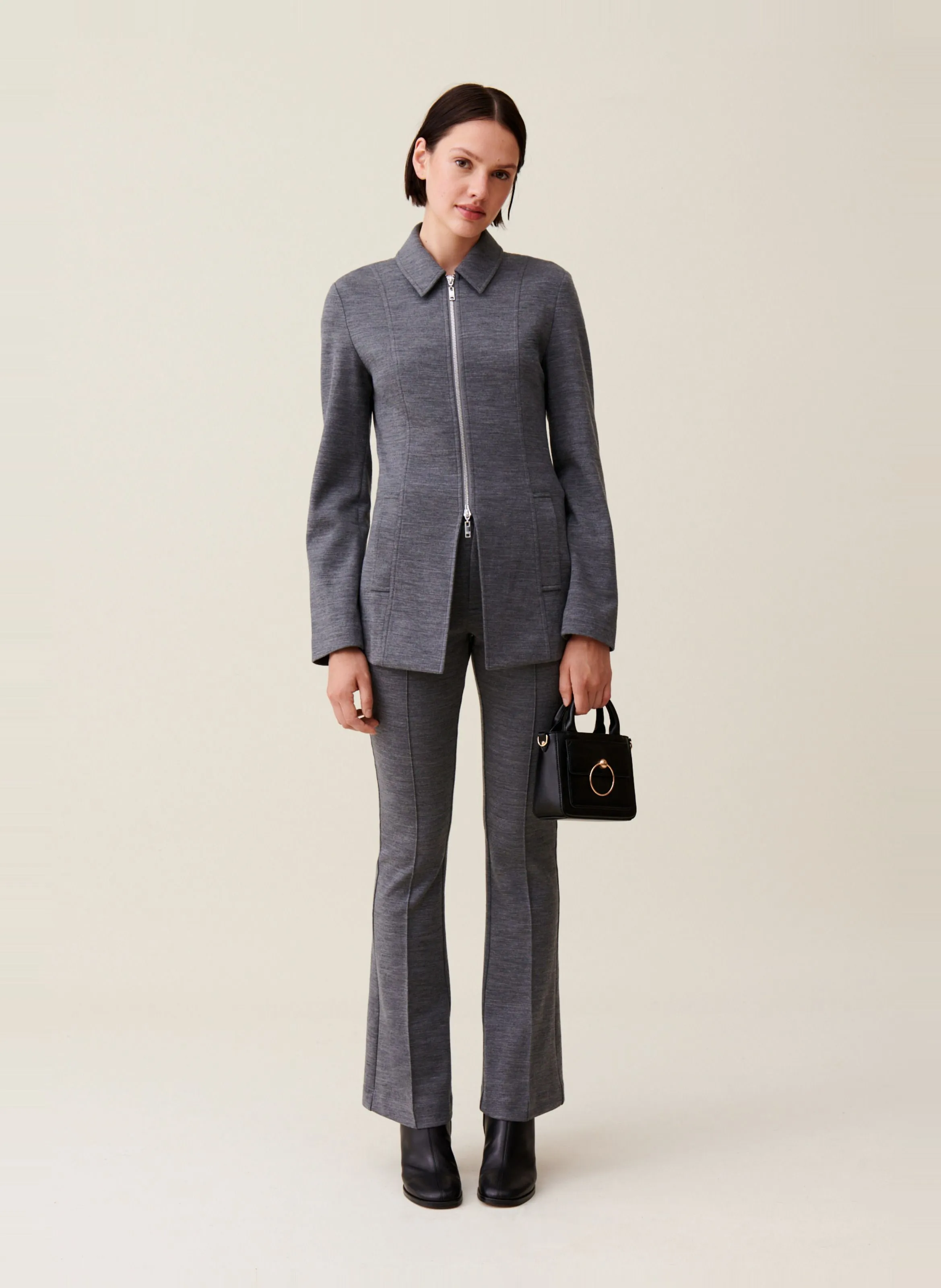 Chaqueta entallada con cuello clásico de mezcla de algodón. en gris