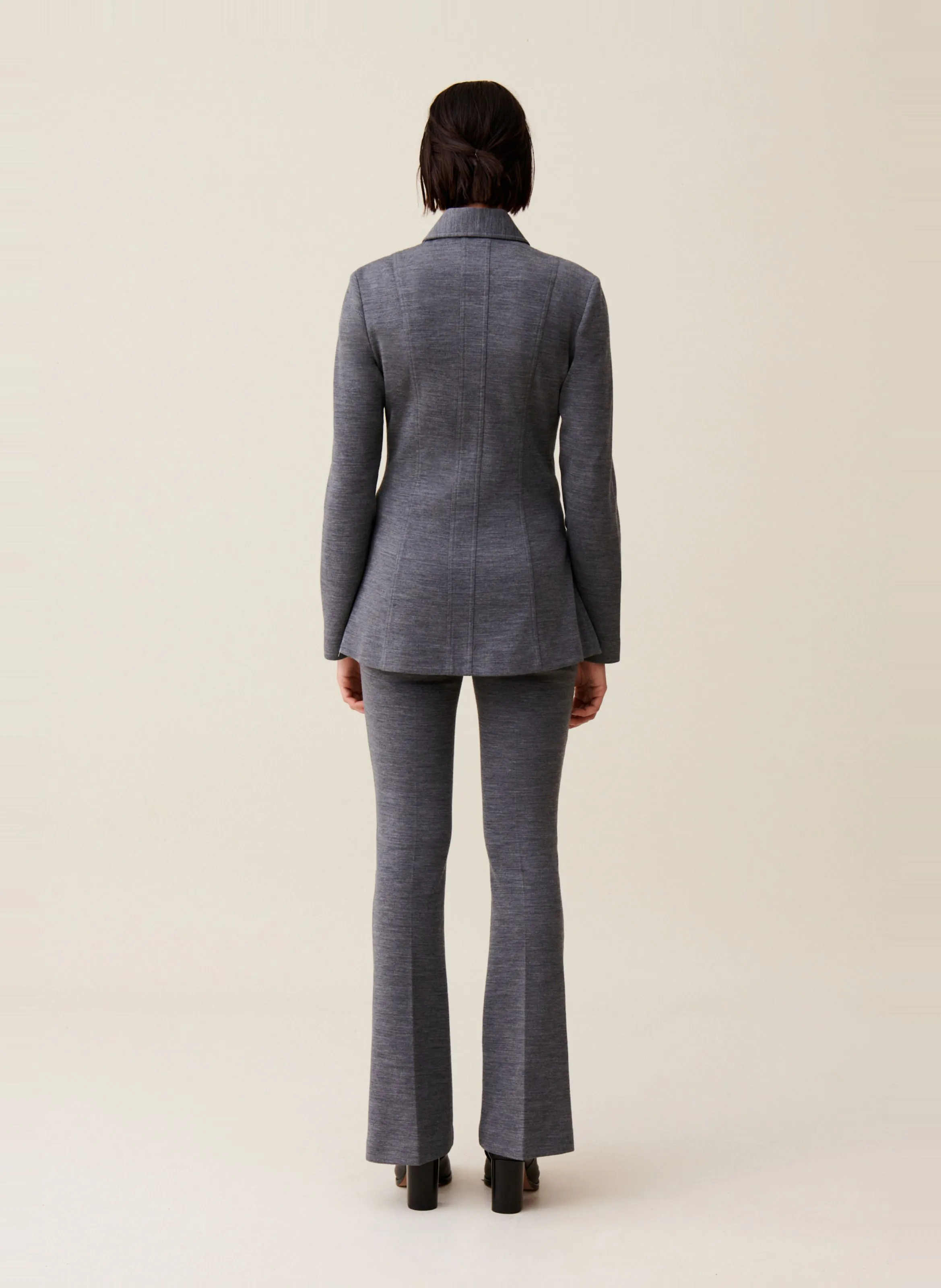 Chaqueta entallada con cuello clásico de mezcla de algodón. en gris