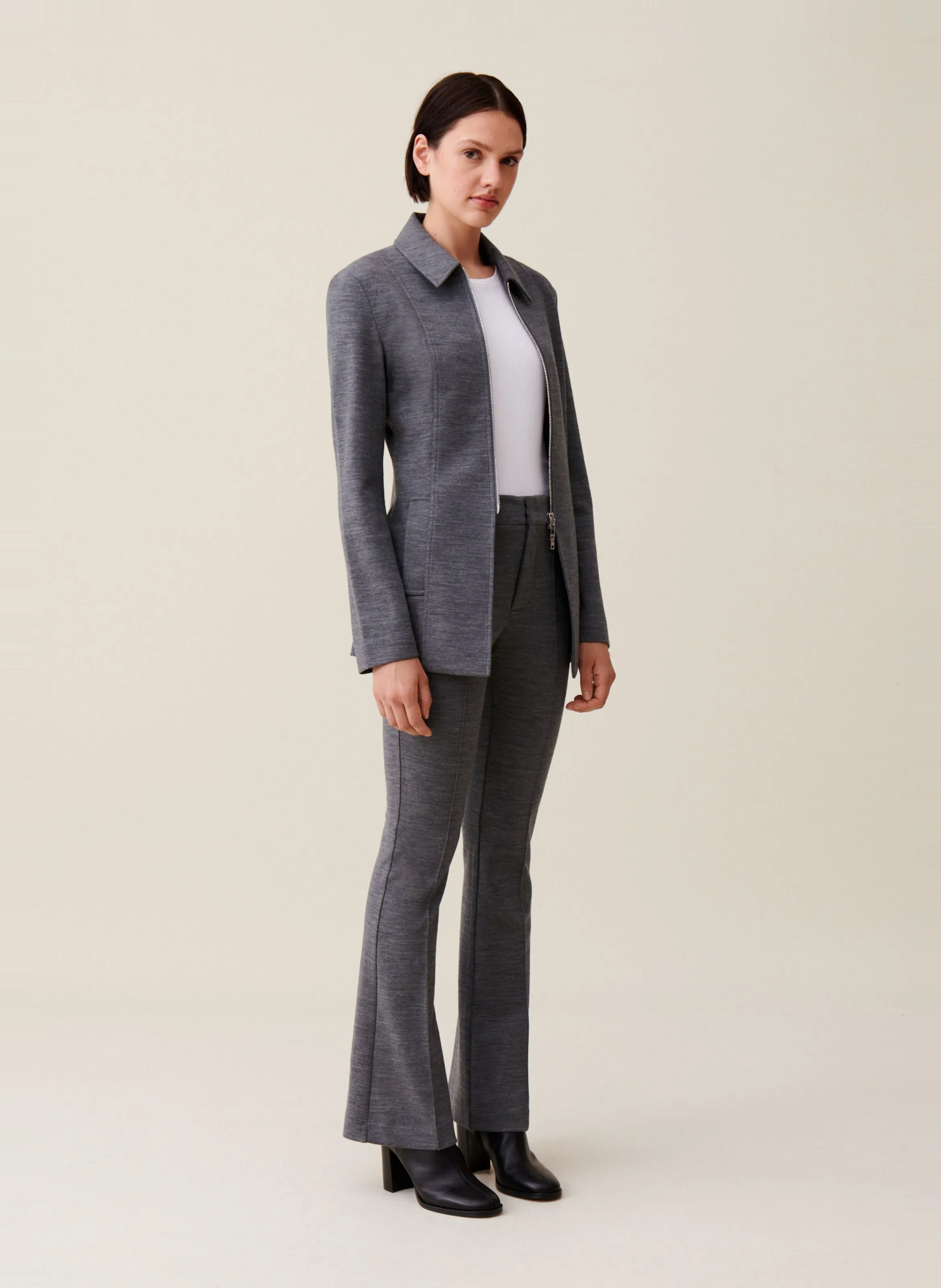 Chaqueta entallada con cuello clásico de mezcla de algodón. en gris