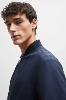 Chaqueta slim fit de malla resistente a las arrugas