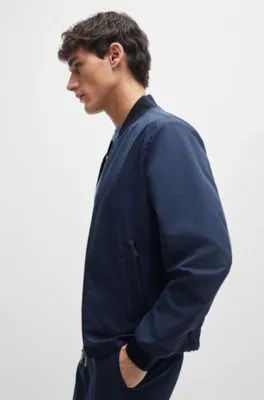Chaqueta slim fit de malla resistente a las arrugas