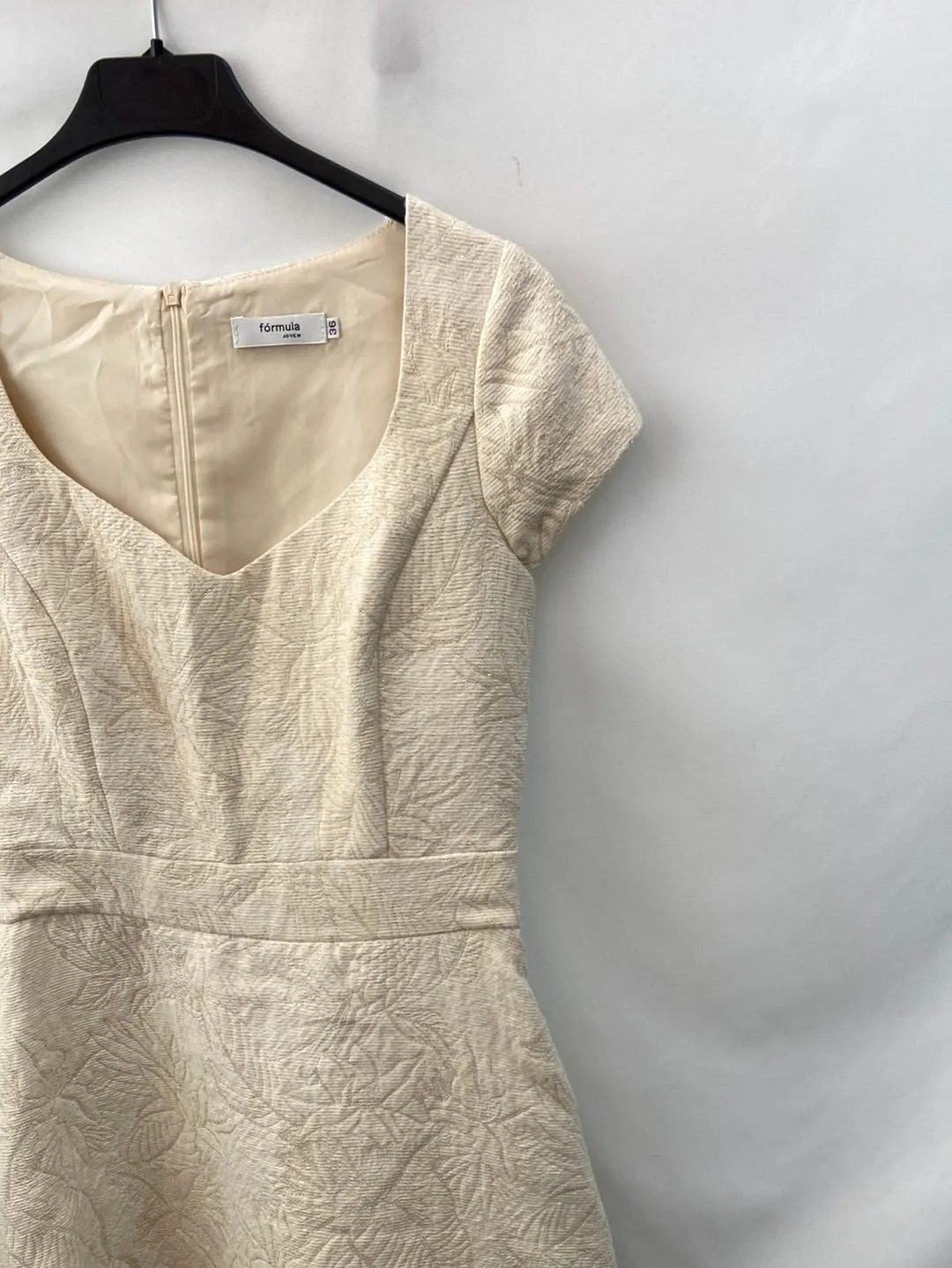 FORMULA JÓVEN. Vestido beige con hilos dorados T.36