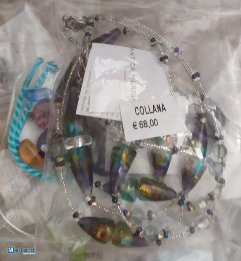 Joyería: pulseras, collares y anillos.