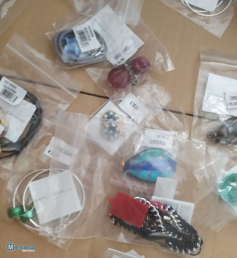Joyería: pulseras, collares y anillos.