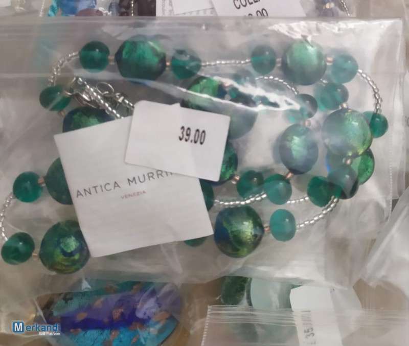 Joyería: pulseras, collares y anillos.