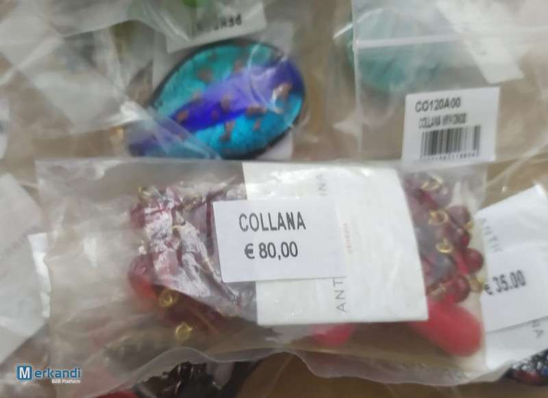 Joyería: pulseras, collares y anillos.