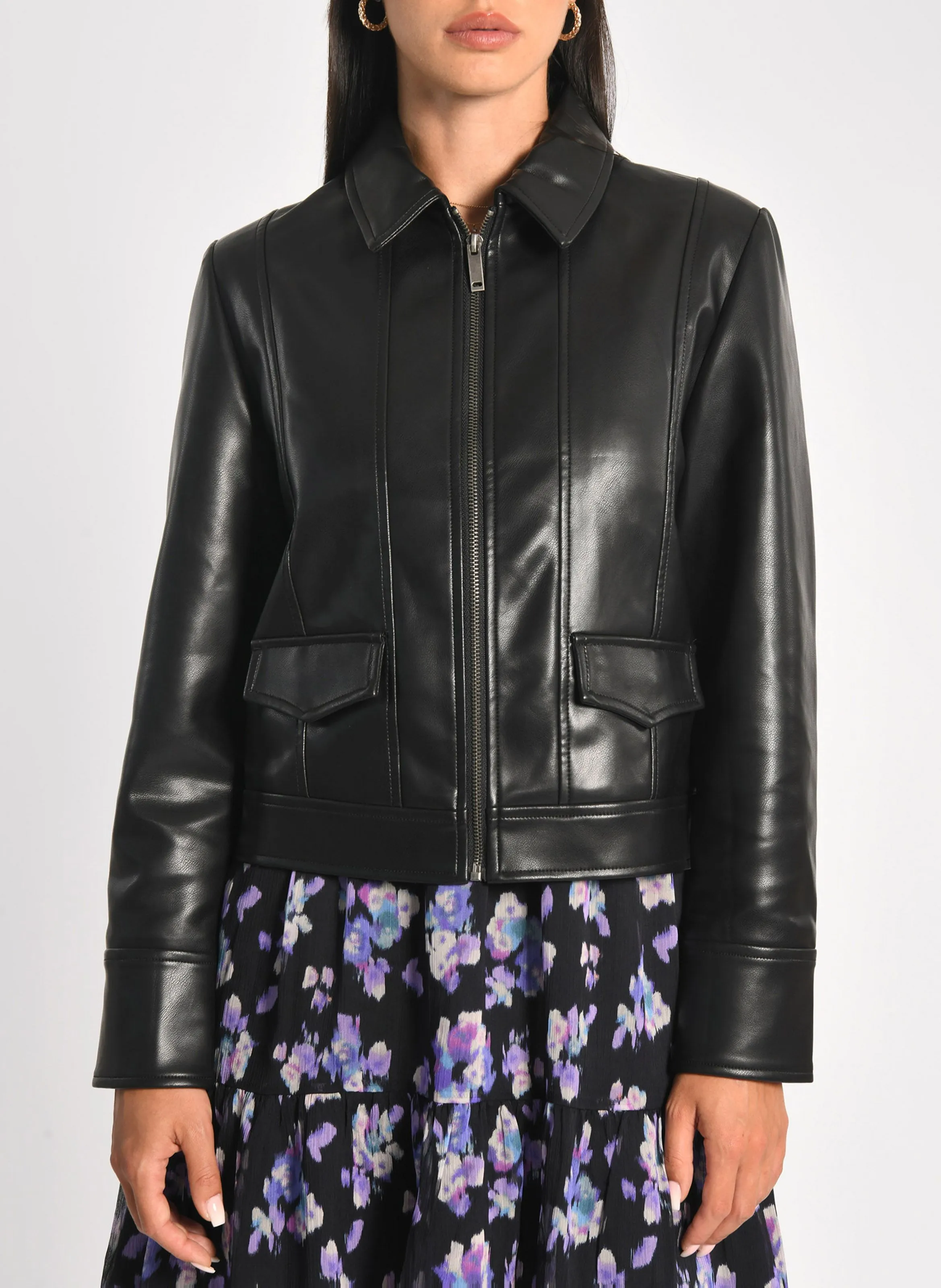 KENDALL  CHAQUETA CUELLO CLáSICO RECTA EFECTO CUERO EN NEGRO