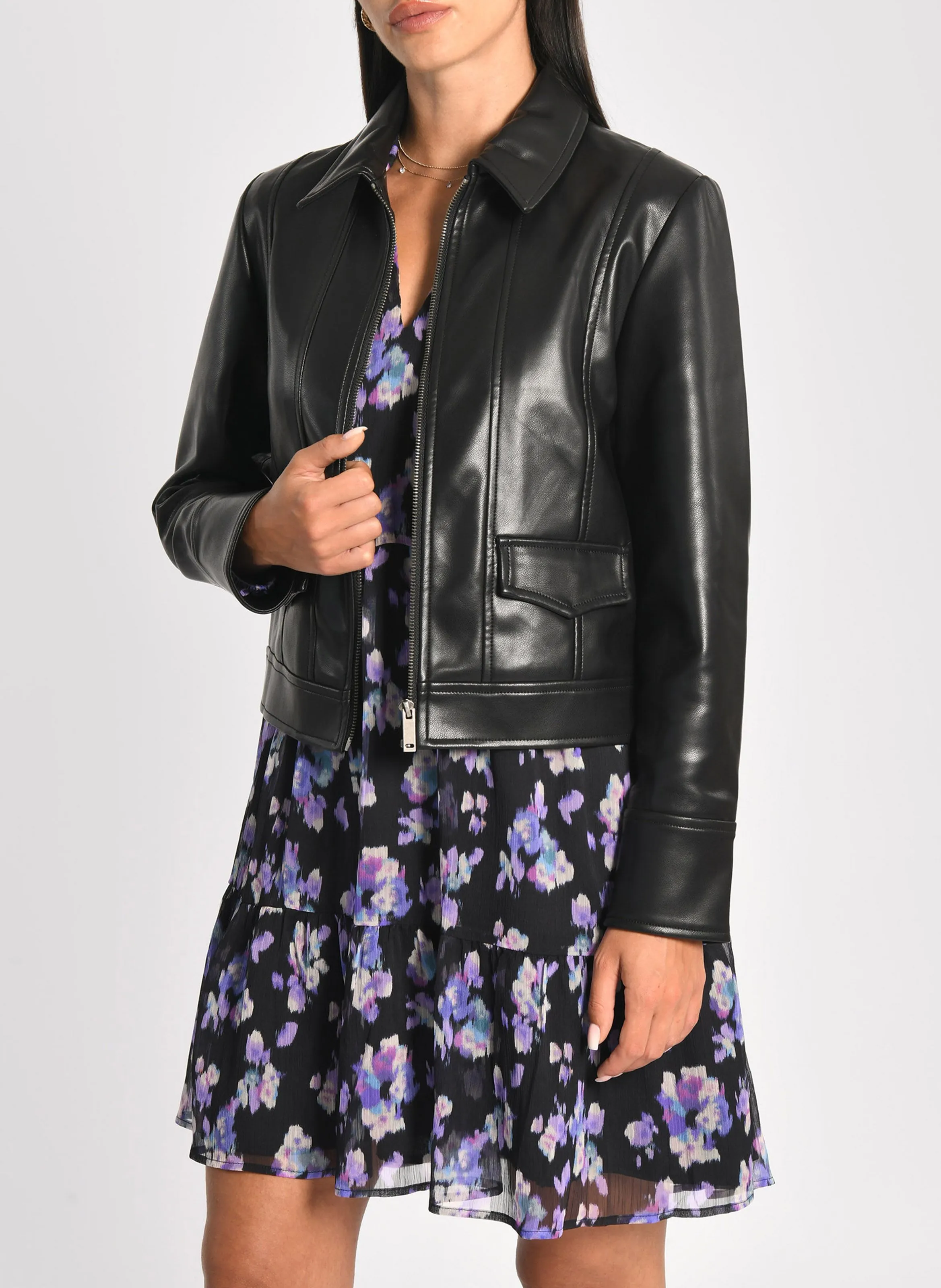 KENDALL  CHAQUETA CUELLO CLáSICO RECTA EFECTO CUERO EN NEGRO