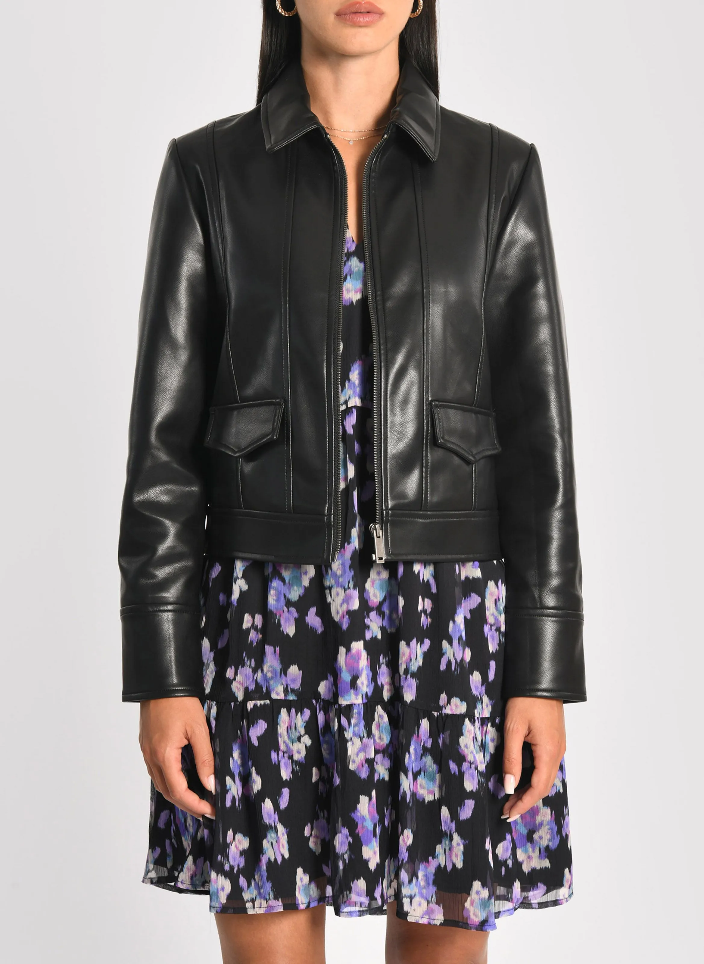 KENDALL  CHAQUETA CUELLO CLáSICO RECTA EFECTO CUERO EN NEGRO