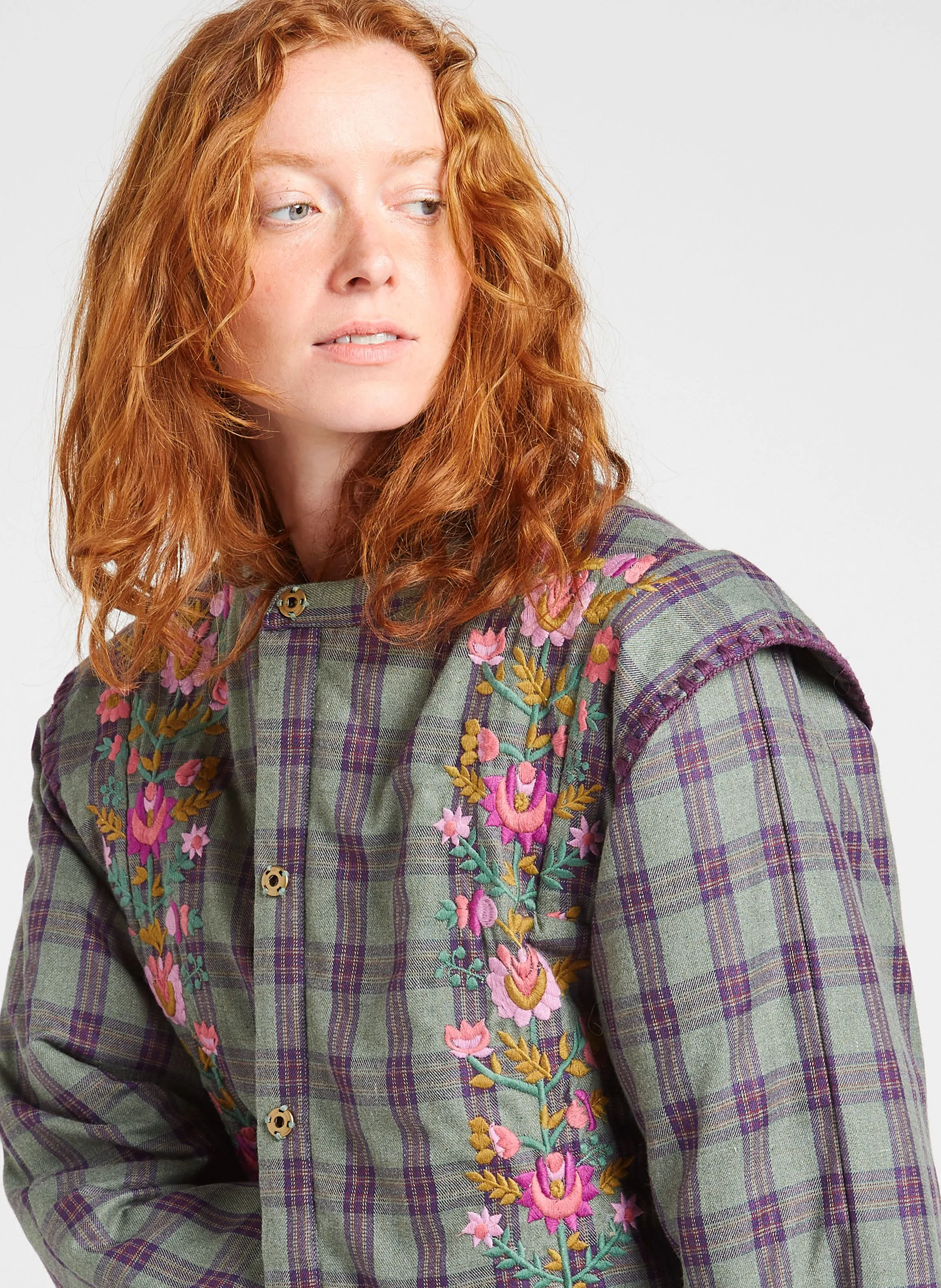 LOUISE MISHA MAURA  CHAQUETA REDONDA BORDADA CON ESTAMPADO DE TARTáN. EN CAQUI