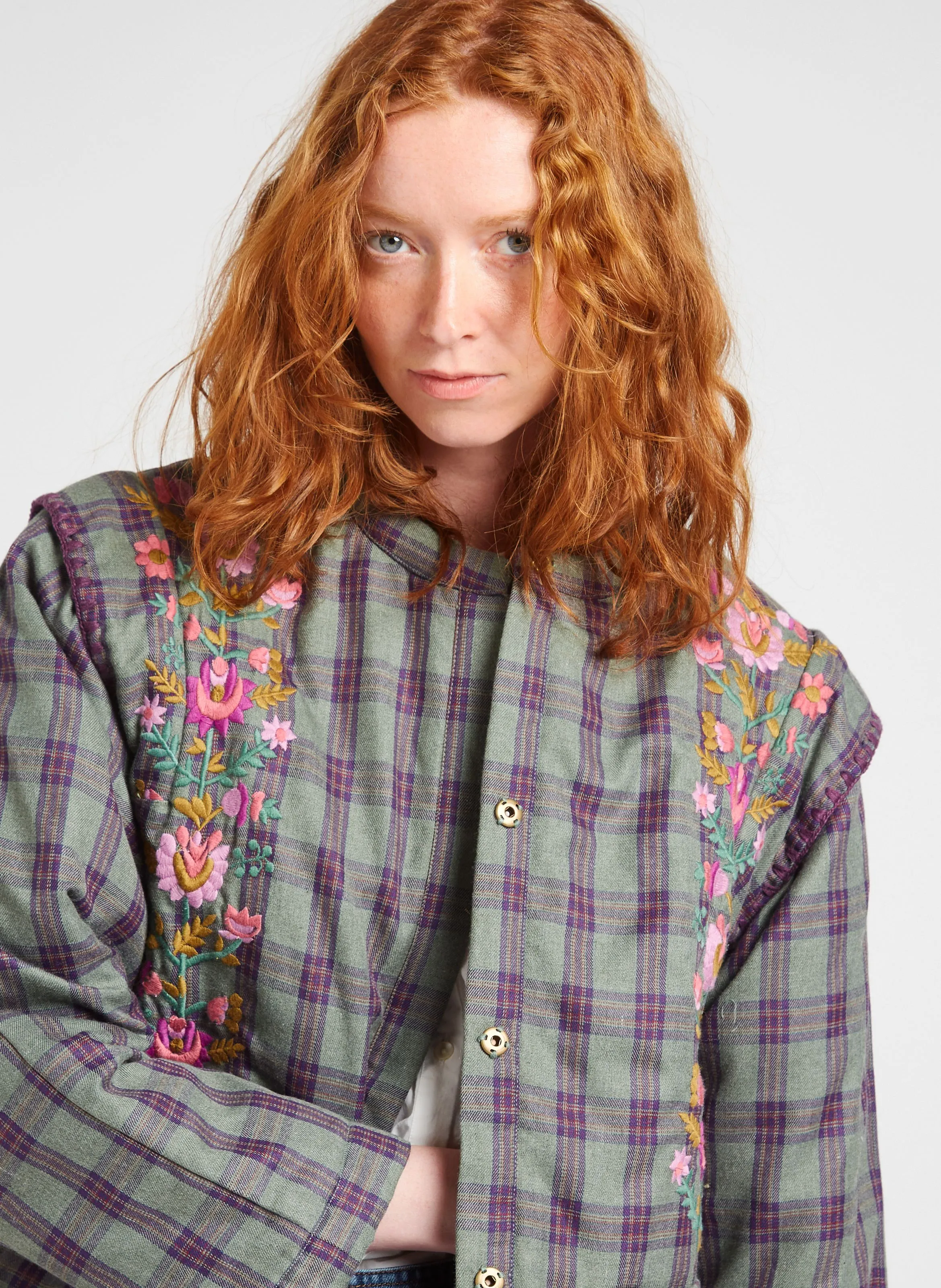 LOUISE MISHA MAURA  CHAQUETA REDONDA BORDADA CON ESTAMPADO DE TARTáN. EN CAQUI