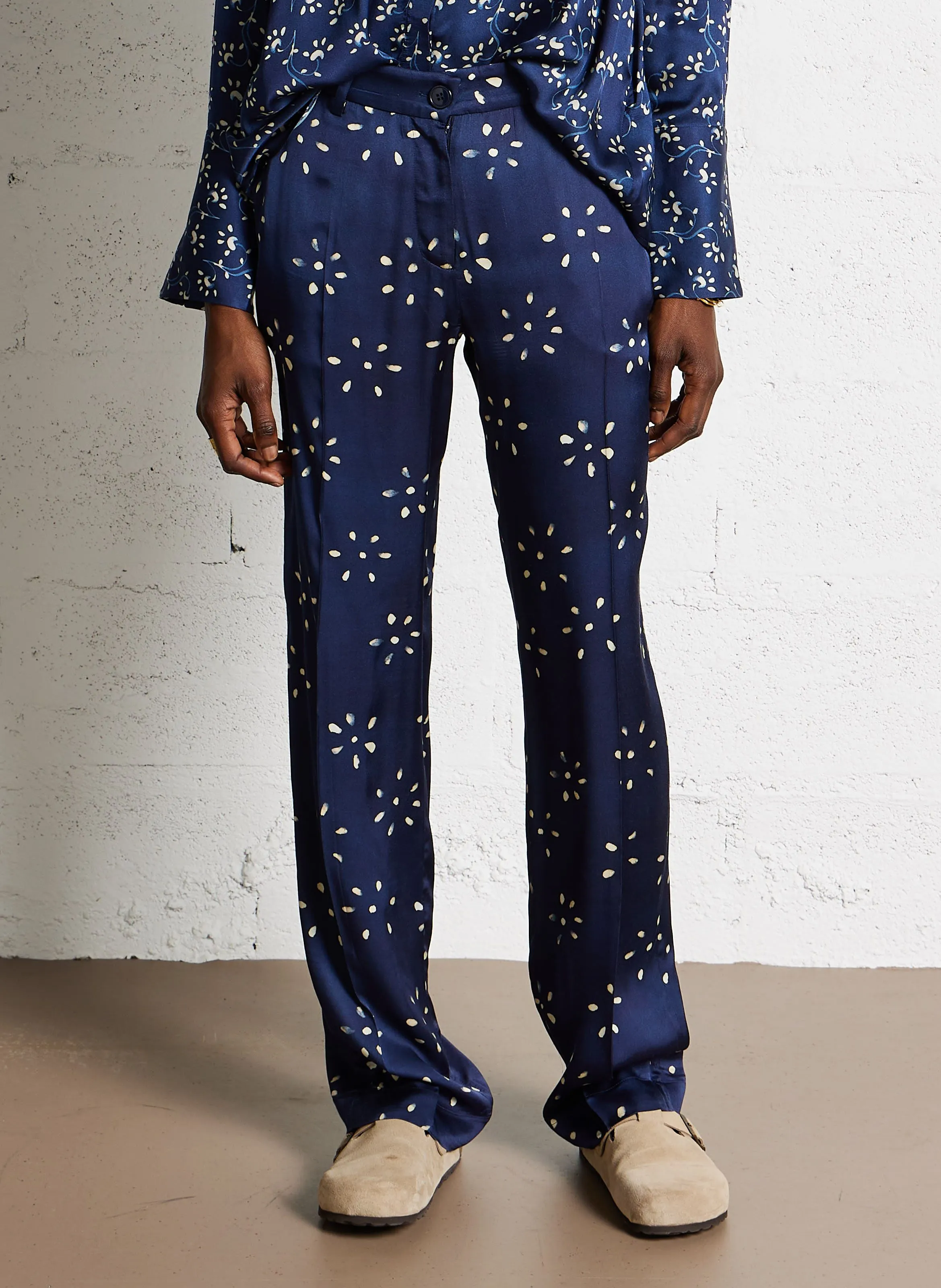 NAIMA  PANTALóN RECTO SATINADO EN AZUL
