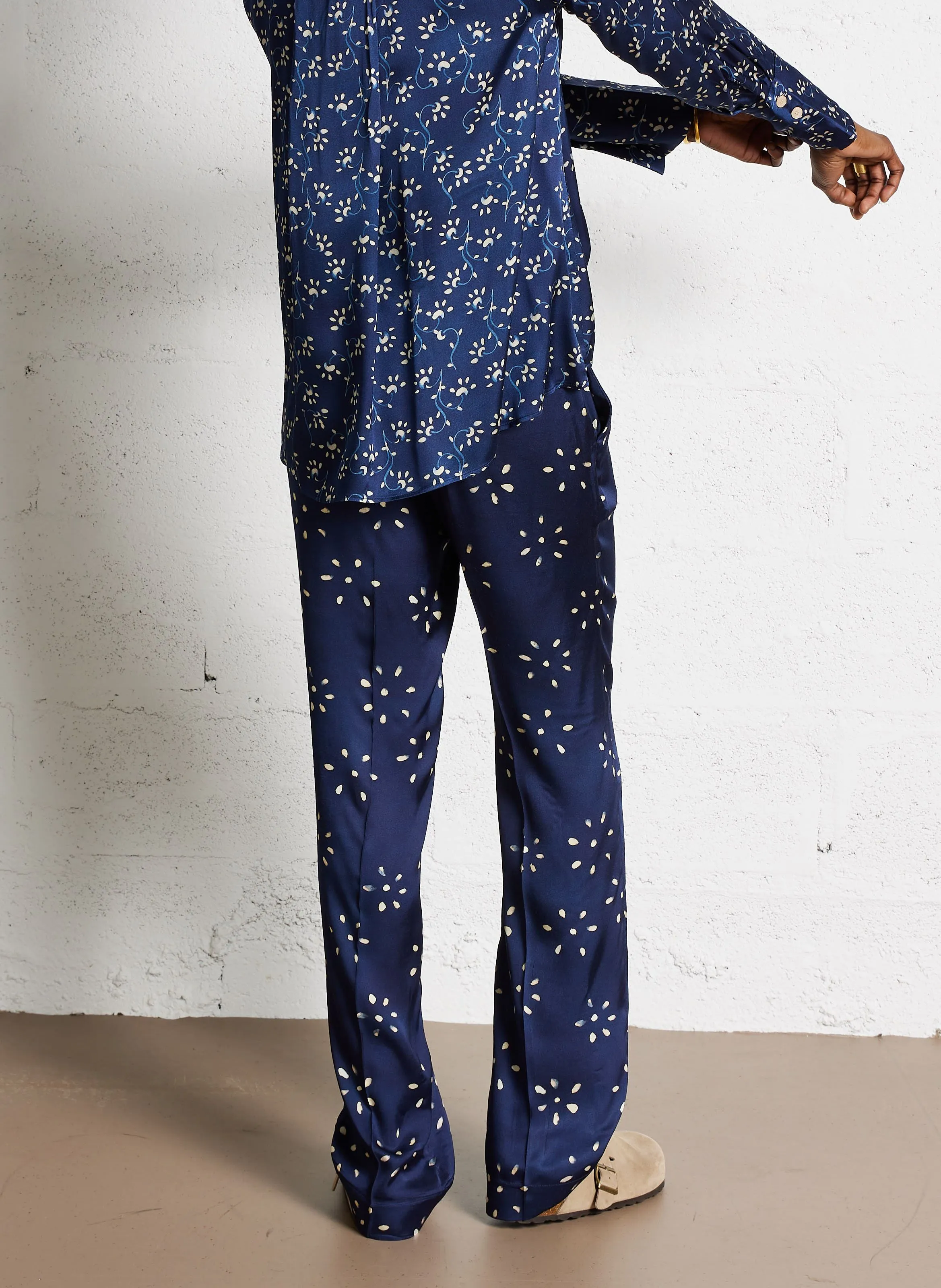 NAIMA  PANTALóN RECTO SATINADO EN AZUL