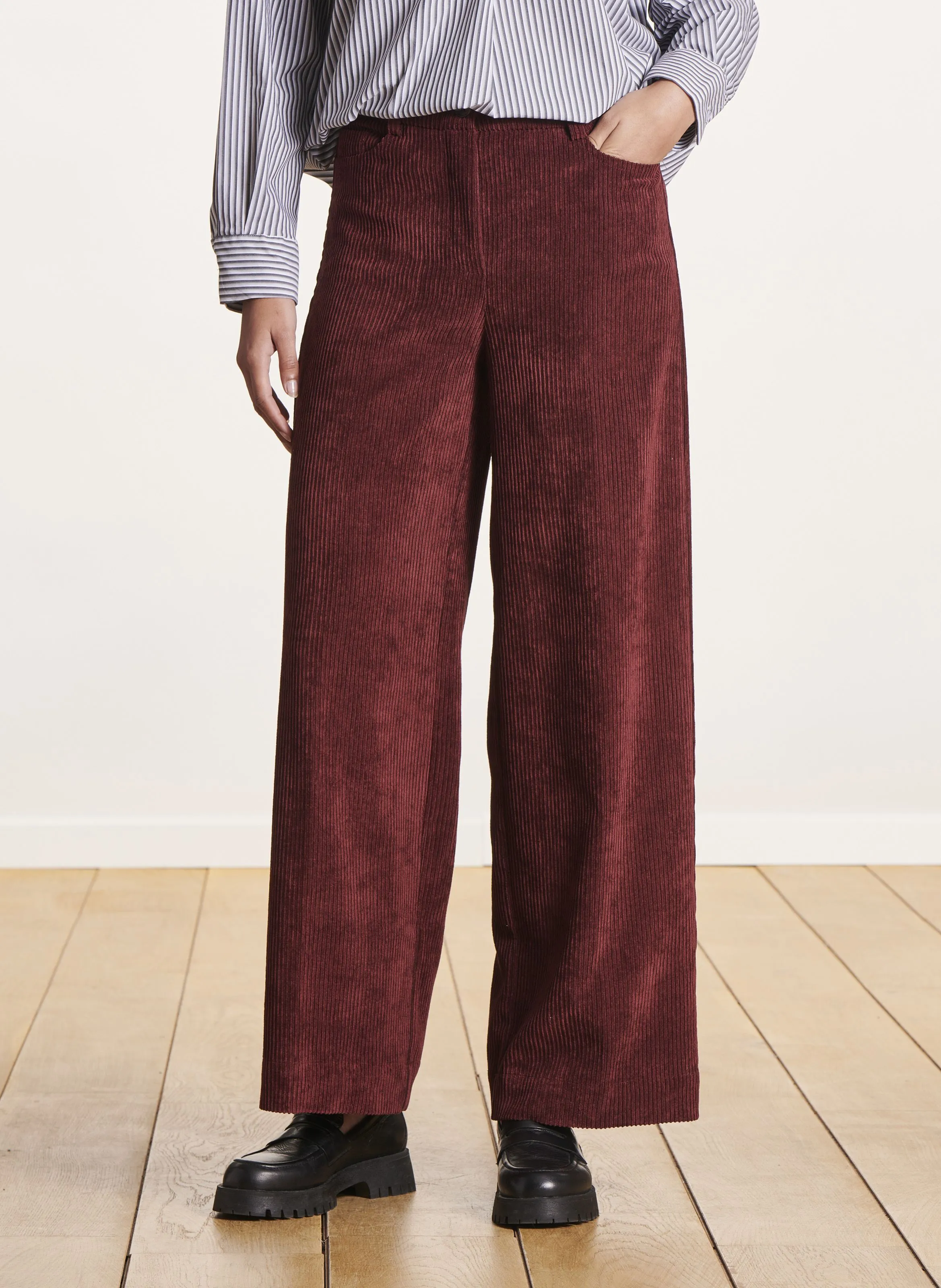 Pantalón ancho de canalé en marron