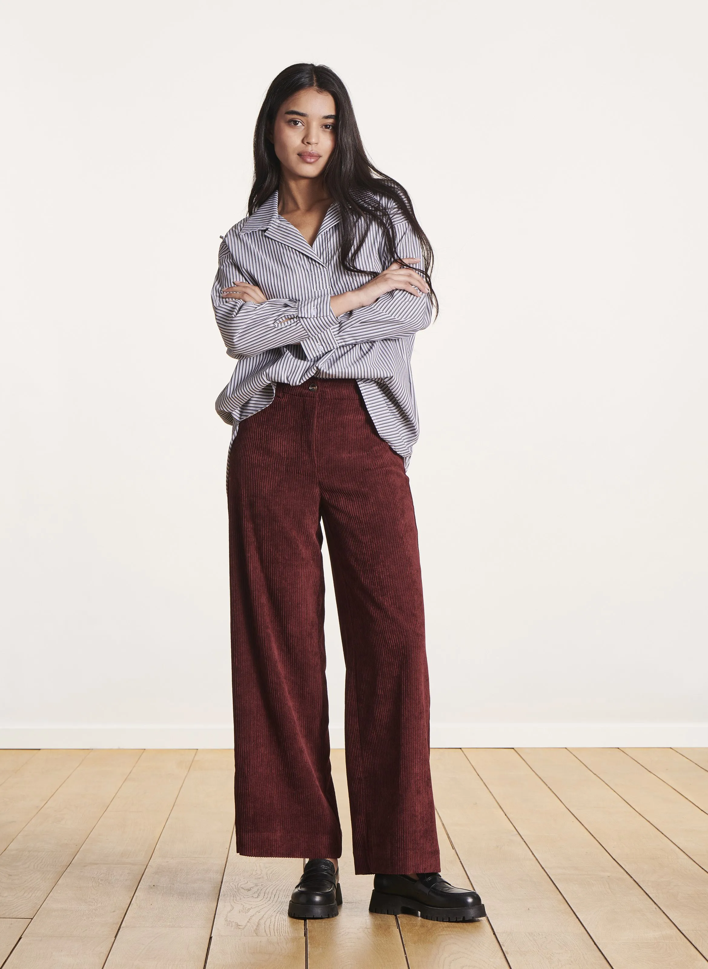 Pantalón ancho de canalé en marron