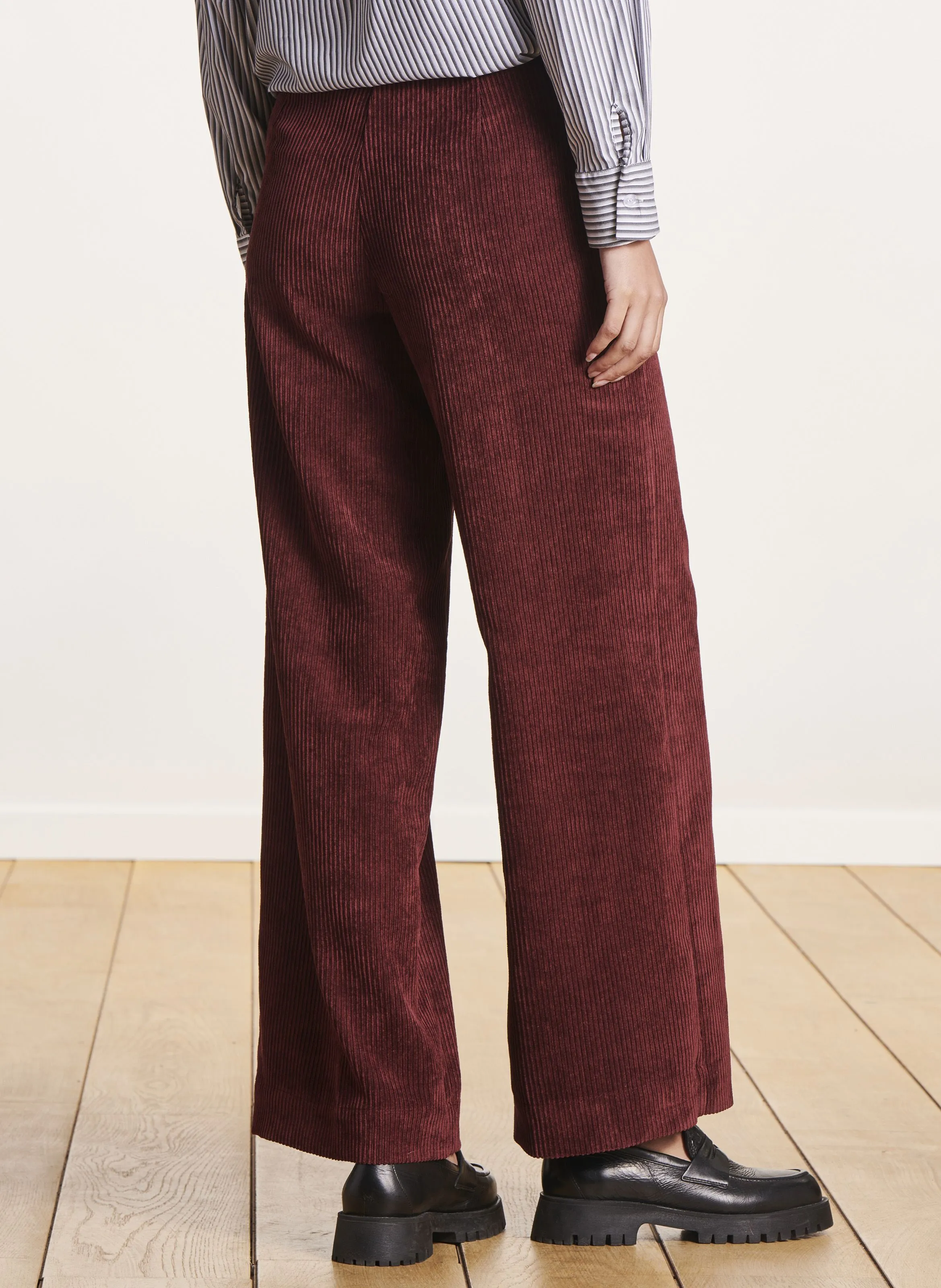 Pantalón ancho de canalé en marron