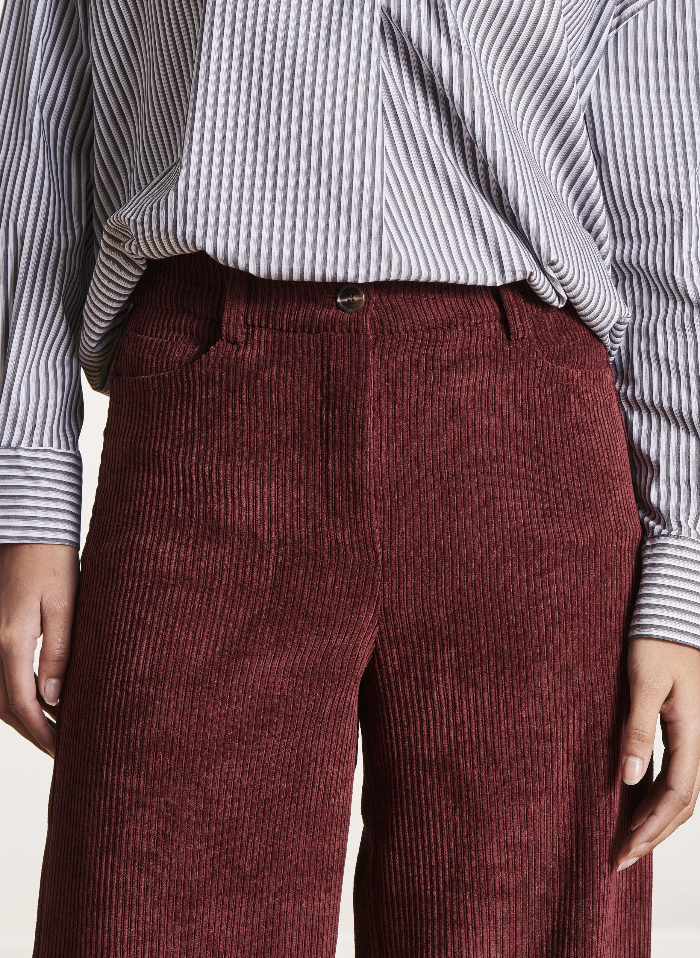Pantalón ancho de canalé en marron