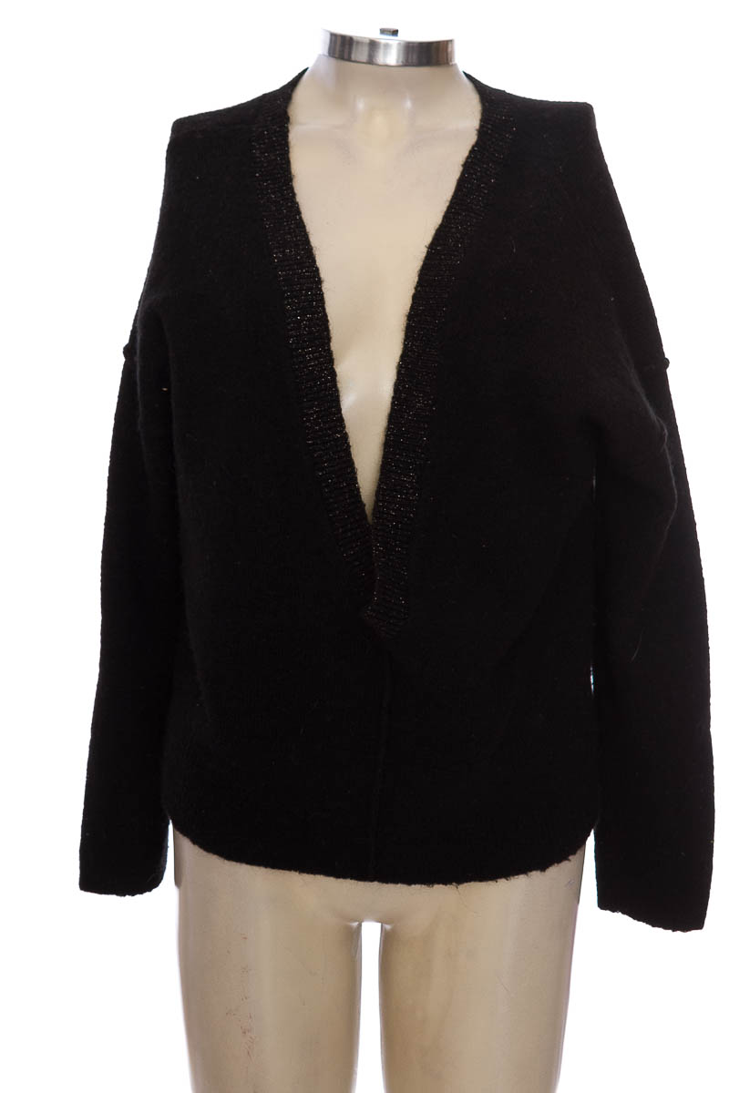 SWEATER COLOR NEGRO  CLOSEANDO
