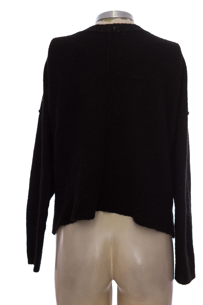 SWEATER COLOR NEGRO  CLOSEANDO