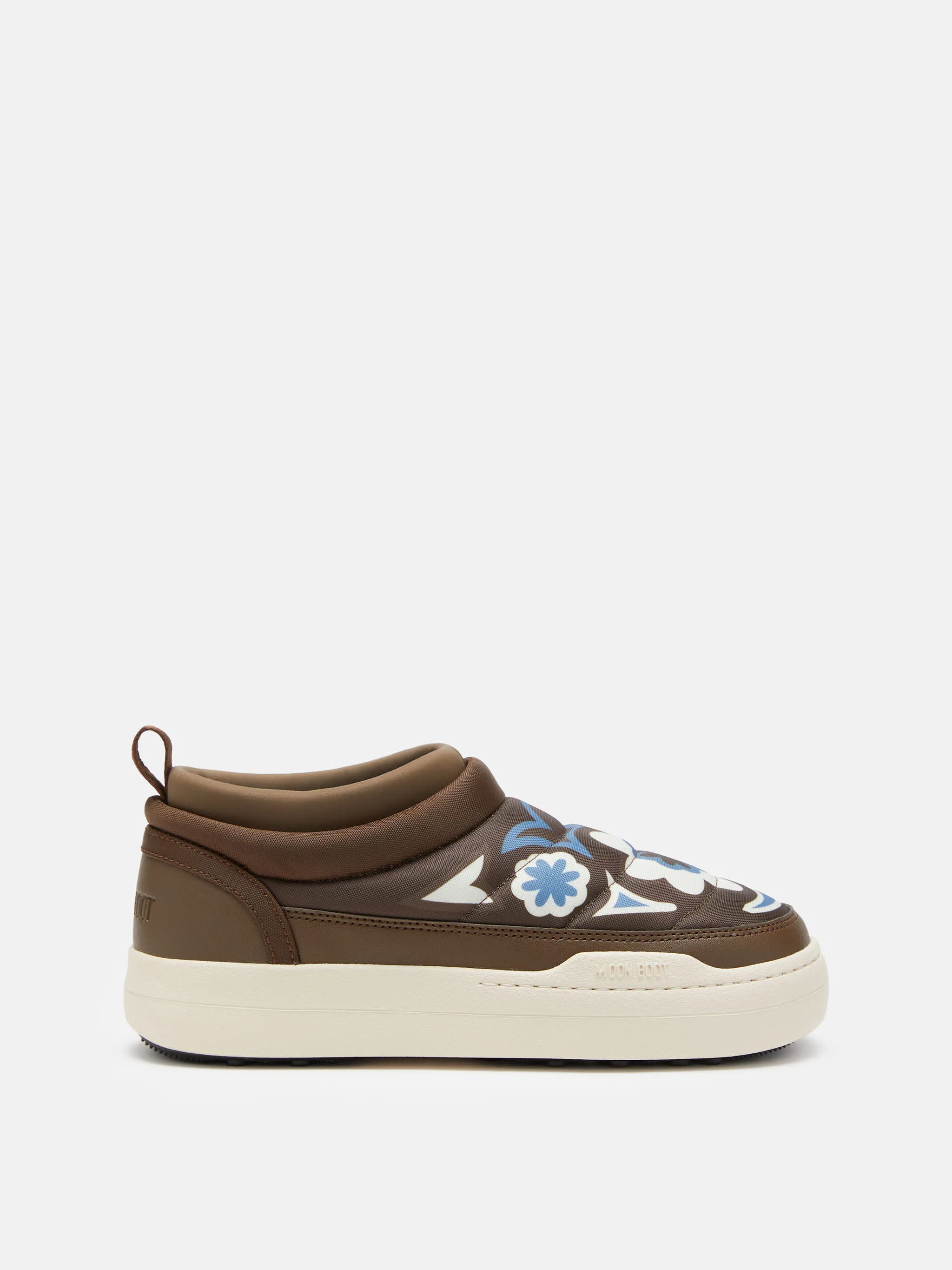ZAPATILLAS PARK SOFT MARRÓN CON ESTAMPADO FLORAL