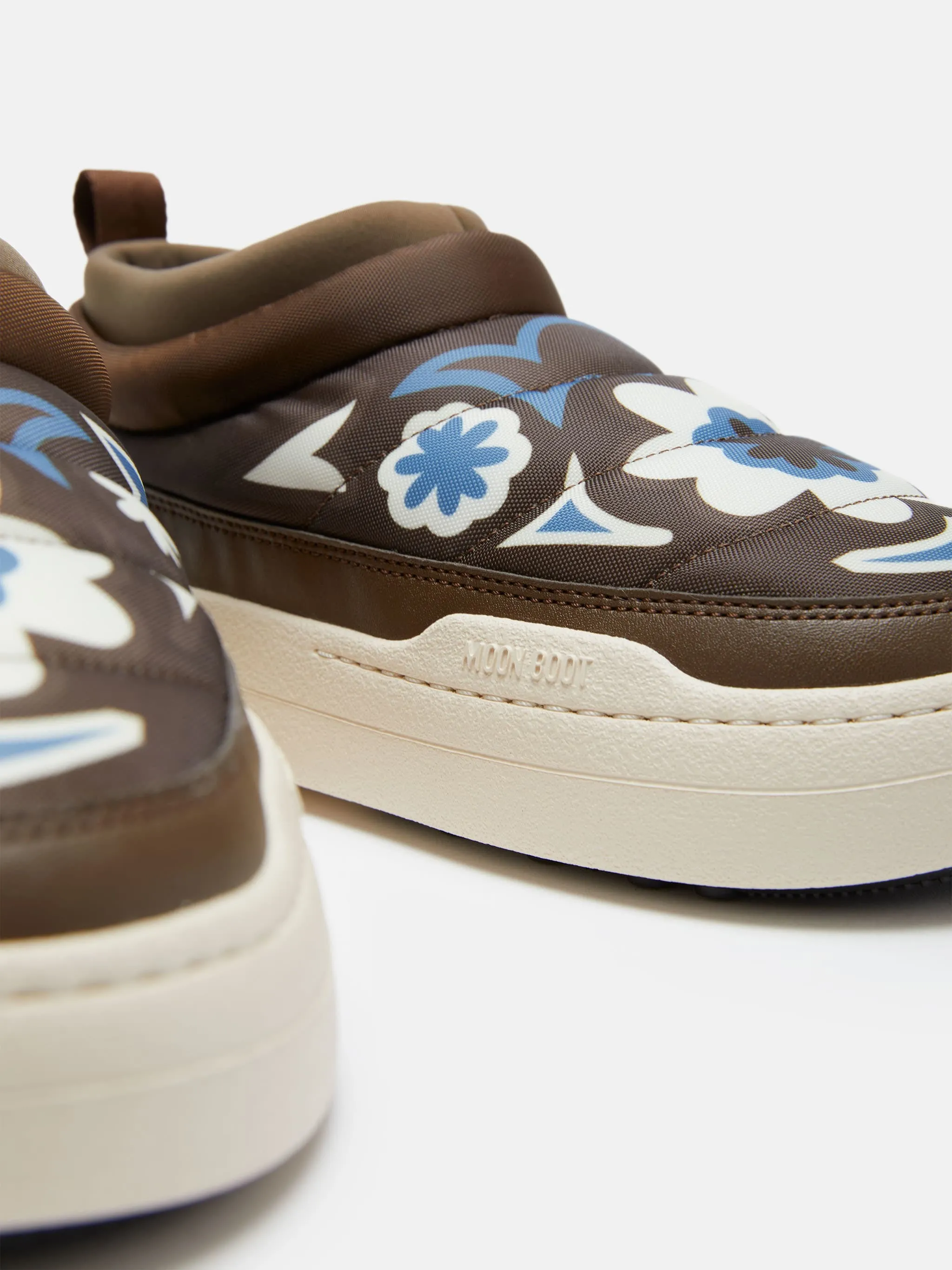 ZAPATILLAS PARK SOFT MARRÓN CON ESTAMPADO FLORAL
