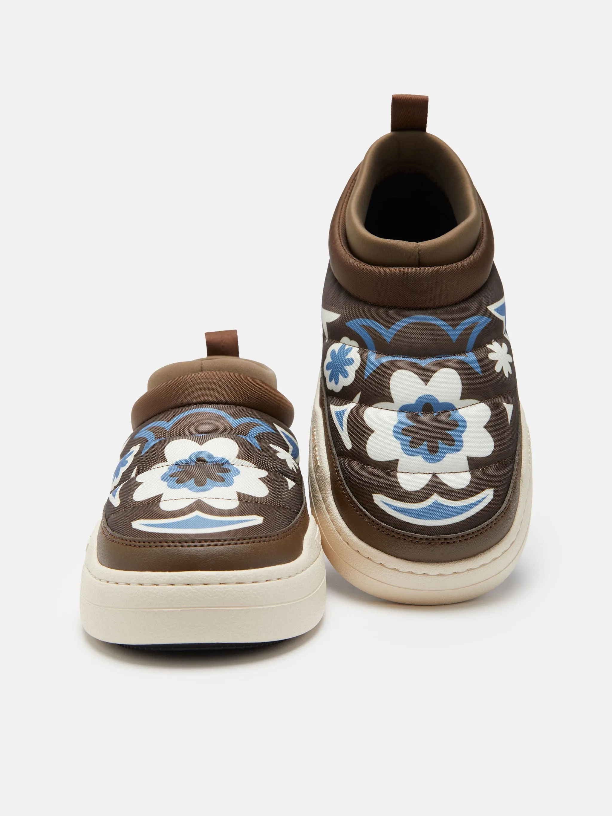 ZAPATILLAS PARK SOFT MARRÓN CON ESTAMPADO FLORAL
